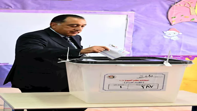 رئيس الوزراء يُدلي بصوته في انتخابات مجلس الشيوخ بلجنته في الشيخ زايد