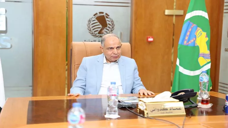 “هي تكية؟”.. محافظ المنيا يوبخ مدير مدرسة حوّل فصلا دراسيا إلى مكتب شخ