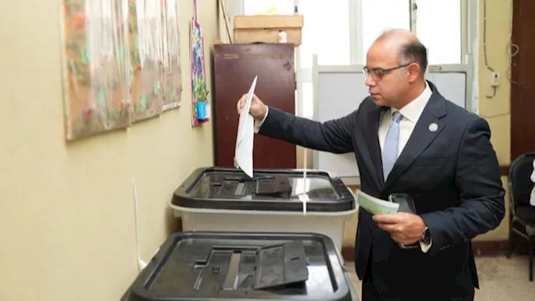 رئيس الرقابة المالية يُدلي بصوته في انتخابات مجلس الشيوخ 2025