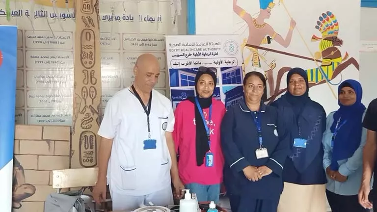 بالصور- أطقم الرعاية الصحية تواصل خدماتها الطبية للناخبين في السويس