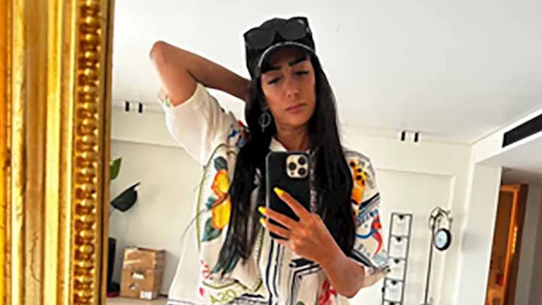 “جبيرة على القدم”.. أحدث ظهور لـ غادة عبدالرازق بعد إصابتها في الساحل