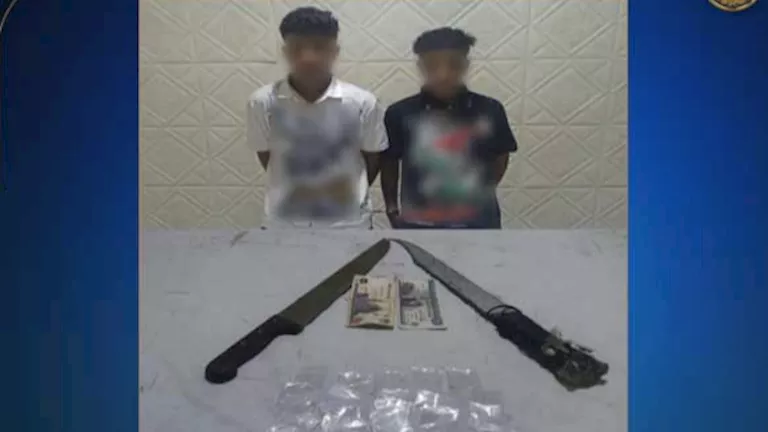 بـ”الساطور وعلى الملأ”.. شقيقان يروّجان المخدرات ويهددان مواطنًا بالقا