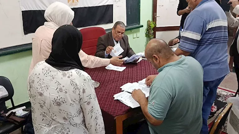 صور من داخل اللجان.. لحظات فرز أصوات الناخبين بالمحافظات في انتخابات ا