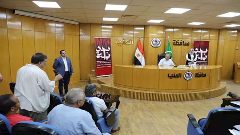 كراسي متحركة وإعانات عاجلة خلال لقاء محافظ المنيا بالمواطنين