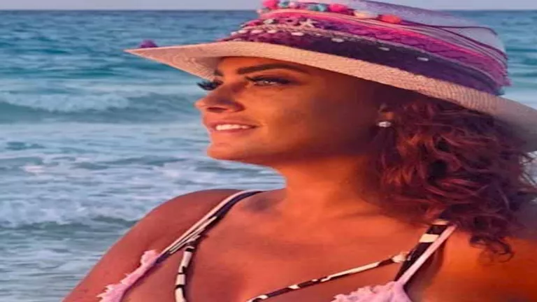 بشرى بفستان بسيط وناعم على الشاطئ.. ما دلالة اختياراتها؟