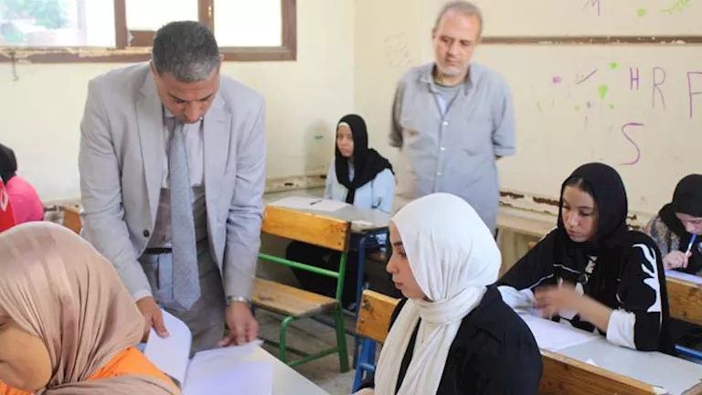 قرارات صارمة لضبط الامتحانات.. وكيل تعليم الجيزة يتفقد لجان الإعدادية