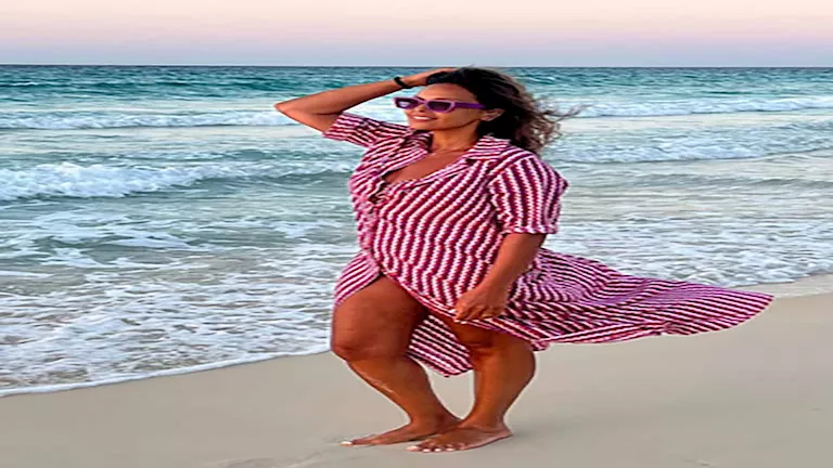 19 صورة جريئة لـ داليا البحيري أمام البحر من المصيف والجمهور يعلق