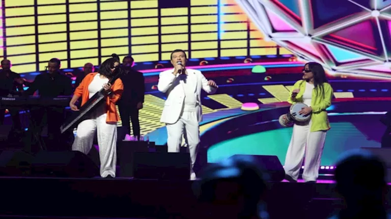 بالصور.. إيهاب توفيق يتألق في حفل “ليلة التسعينات” بموسم جدة 