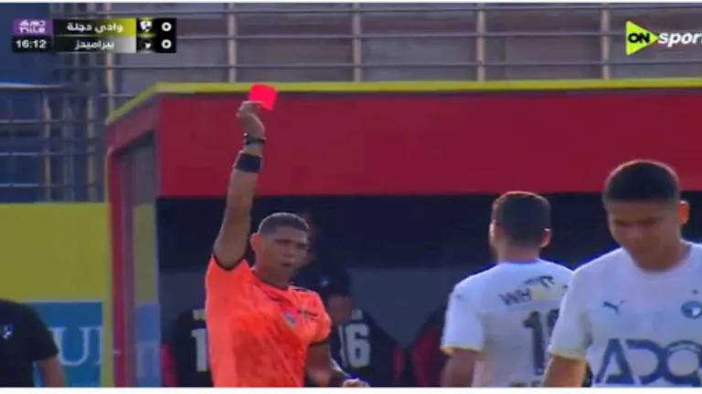 أول حالة طرد بالدوري من مباراة بيراميدز ودجلة (فيديو)