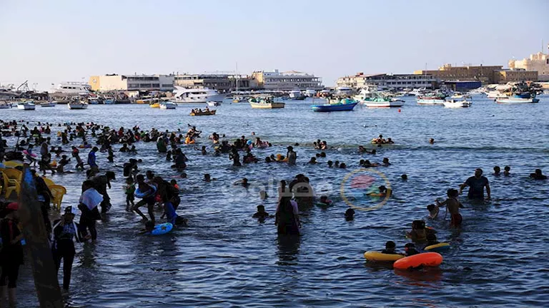 شواطئ الإسكندرية “خلية نحل”.. صور ترصد زحام الصيف في بحري أبو العباس