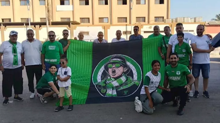 بالأعلام والتيشرتات الخضراء.. جماهير المصري تؤازر فريقها أمام الاتحاد
