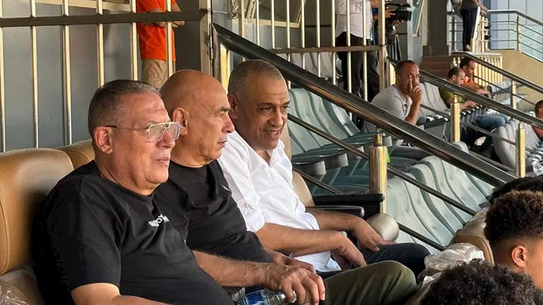 حسام حسن يتابع مباراة الزمالك وسيراميكا كليوباترا من المدرجات