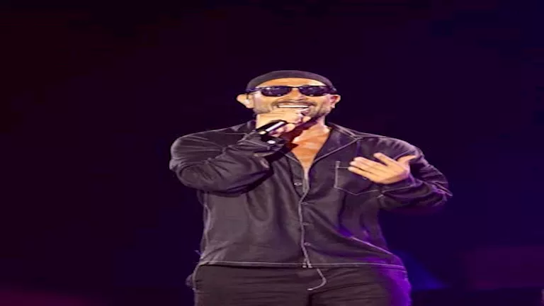 “شبه عصام كاريكا”.. أحمد سعد يثير الجدل بإطلالة غريبة في حفل الساحل