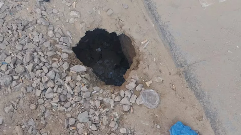 إصلاح هبوط أرضي بشارع كنيسة الأقباط بالإسكندرية -صور