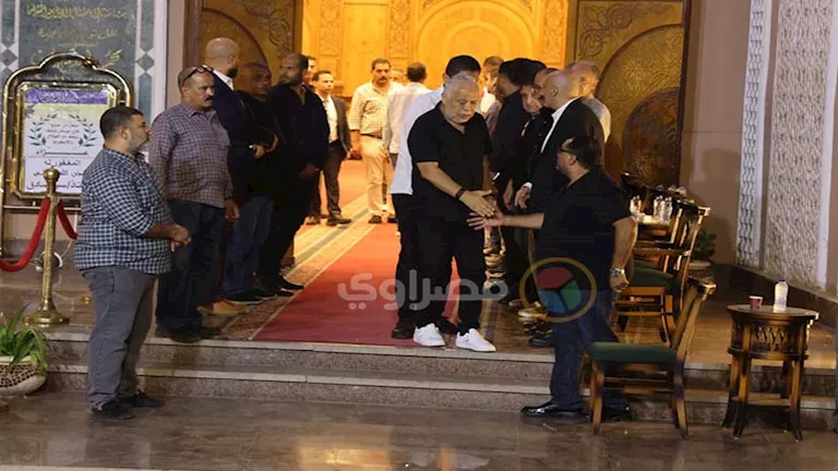 رامز جلال وأشرف زكي.. توافد نجوم الفن على عزاء سيد صادق في مسجد الشرطة