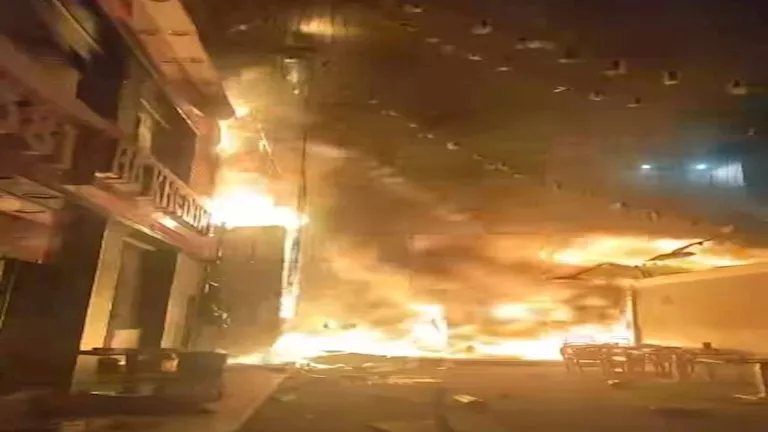 بالفيديو والصور.. ألسنة لهب ودخان كثيف.. لحظة اشتعال النيران في محلات