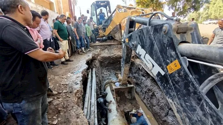 تحرك عاجل لإصلاح كسر خط صرف بالأقصر