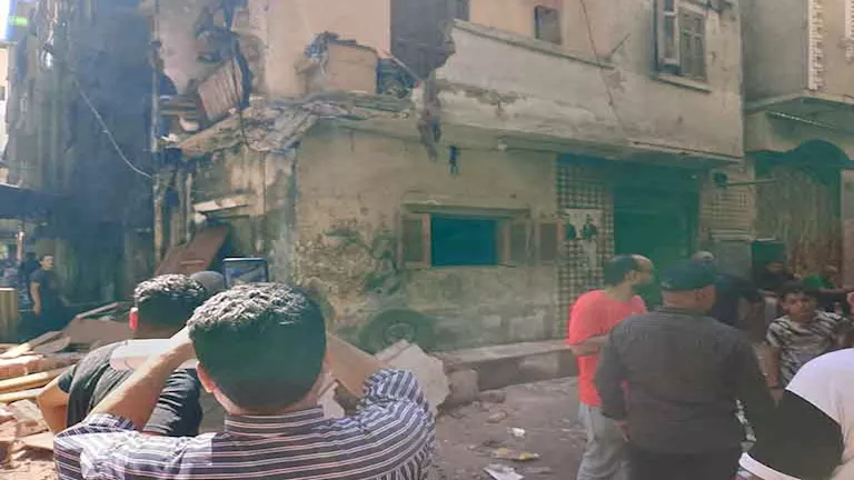 الحماية المدنية تنقذ 5 أسر بعد سقوط جزء من منزل بالسيدة زينب