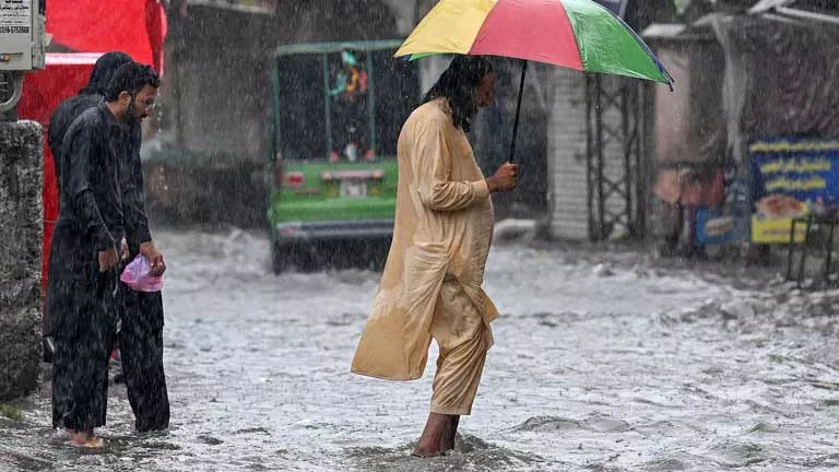 باكستان.. تحذيرات من الموجة الـ11 للأمطار الموسمية