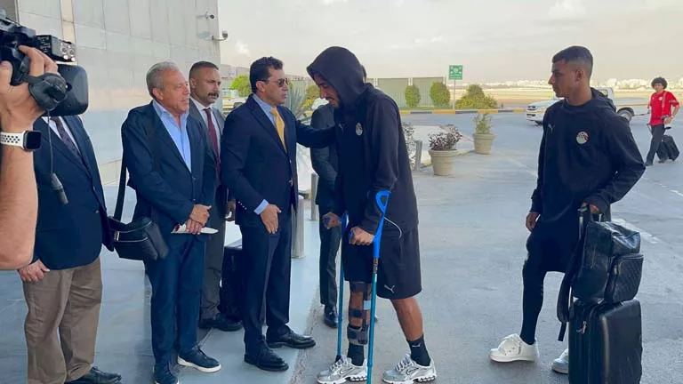 في استقبال الوزير.. عمر مرموش يظهر بالعكاز في مطار القاهرة (صور)