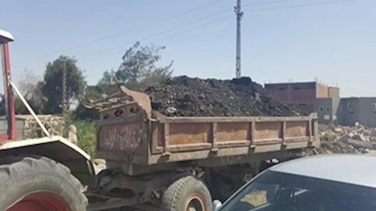 “مسكوه متلبسًا”.. ضبط جرار زراعي يلقي المخلفات عشوائيًا في منوف