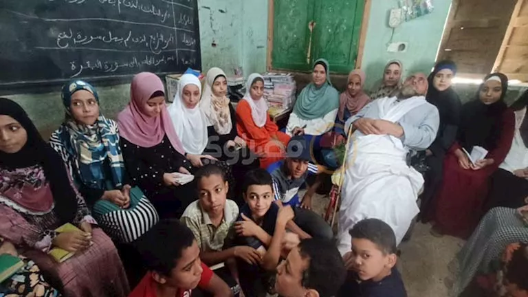 ربع جنيه خرّج أجيالًا.. حكاية الشيخ إبراهيم الذي تحدى المرض بالقرآن في