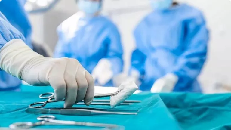 ابتلع ثعبانا.. أطباء يزيلون دودة حية طولها 18 سم من دماغ رجل