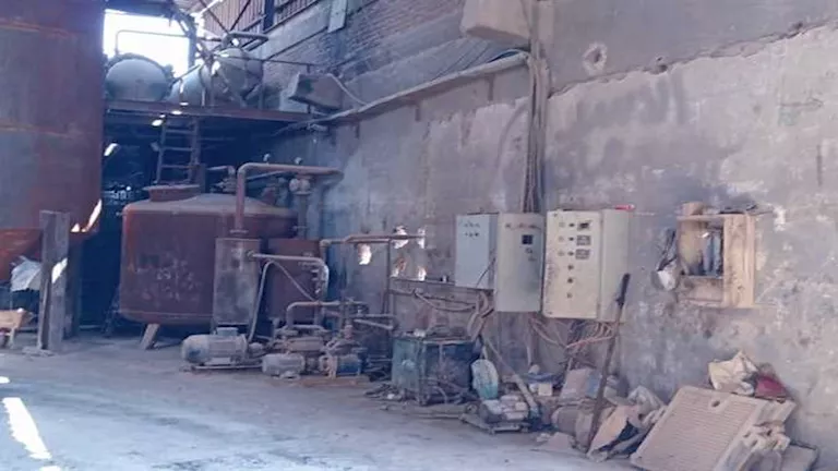 ضبط مصنع غير مرخّص لتدوير زيوت السيارات المستعملة بالشرقية