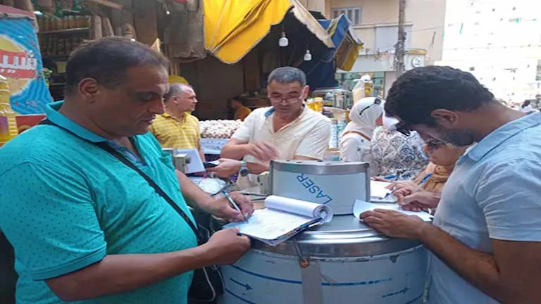 مخالفات متنوعة.. إغلاق 172 محلًا خلال أسبوع في الإسكندرية- صور