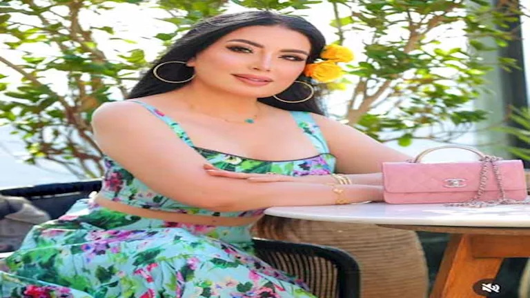 “فستان صيفي جريء” | أحدث جلسة تصوير لـ عبير صبري أمام حمام السباحة