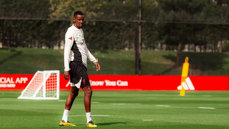 “تعاقدنا معه منذ ست سنوات”.. آرني سلوت يثير الجدل بشأن إيزاك