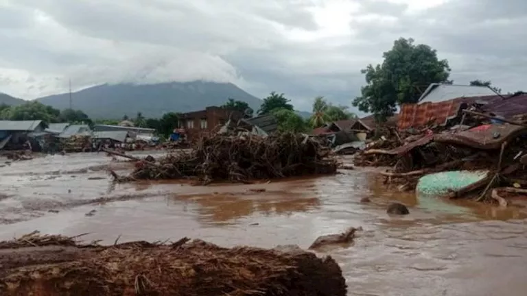 وفاة 15 شخصا وفقدان 6 جراء فيضانات مفاجئة في إندونيسيا