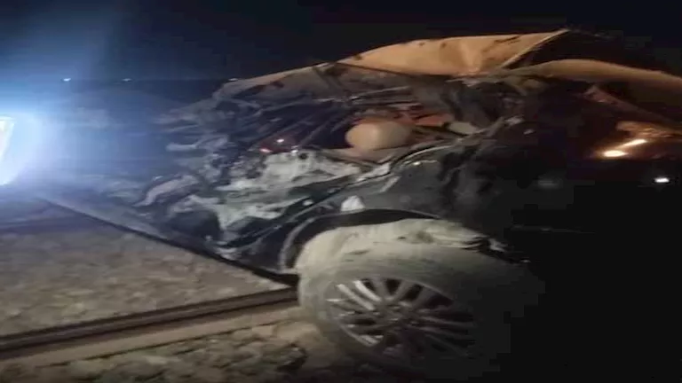 “العربية بقت خردة”.. قطار السويس يصطدم بسيارة ملاكي على المزلقان (صور)