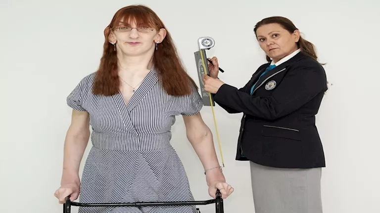 20 صورة عن أطول امرأة في العالم.. تصل إلى السقف