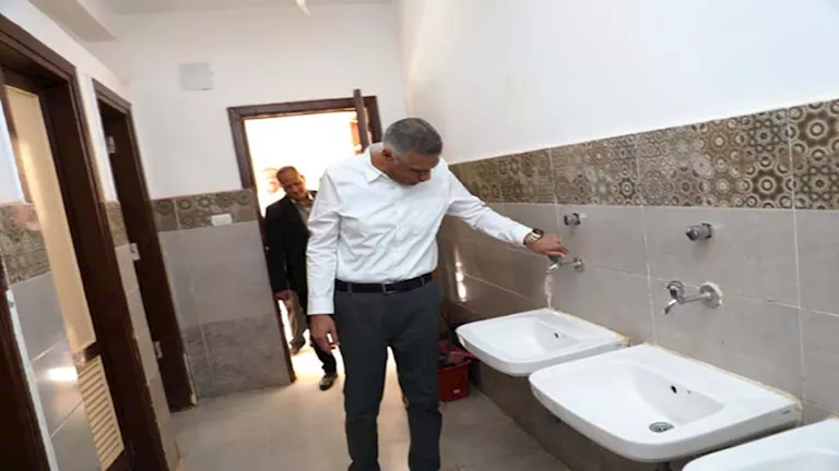 محافظ أسوان يتابع استعدادات 1540 مدرسة للعام الدراسى الجديد