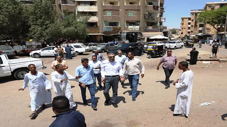 بالصور.. محافظ أسوان يقود حملة لإزالة الإشغالات بميدان النفق