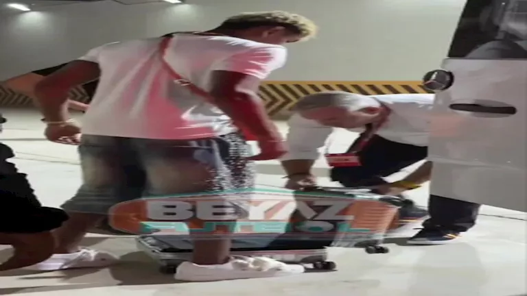 لامين يامال يعود إلى إسبانيا بمفرده.. ما القصة؟