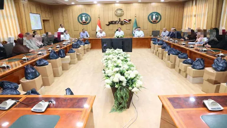 “بقيمة نصف مليون جنيه”.. محافظ المنوفية يوزع مساعدات لـ55 حالة إنسانية