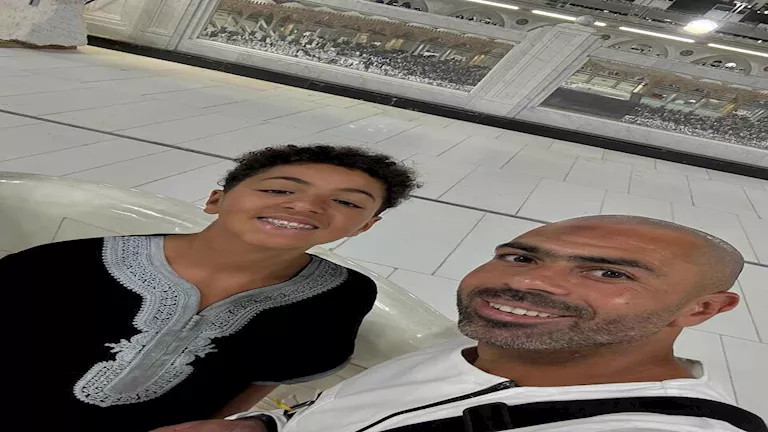 مع زوجته ونجله.. أحمد فتحي يؤدي مناسك العُمرة (صور)