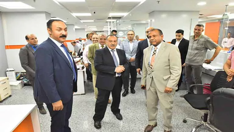 بالصور- محافظ أسيوط يتفقد أول مركز خدمات متكاملة في الصعيد