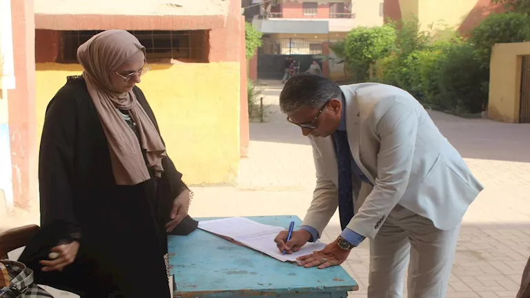 مفيش تهاون.. مدير تعليم الجيزة يوجه بالصيانة وسد العجز بالمدارس قبل ان