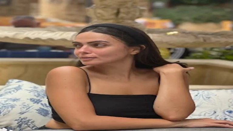 جريئة وأنيقة.. وئام مجدي تتألق بإطلالة كاجوال