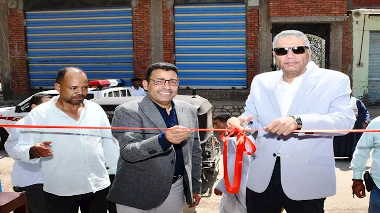 بالصور- بتخفيضات تصل إلى 40%.. محافظ أسوان يفتتح “أهلًا مدارس” بدراو