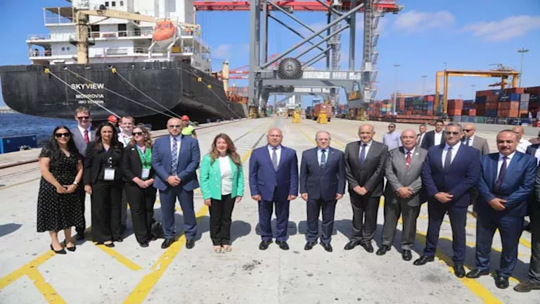 السفيرة الأمريكية من الإسكندرية: رؤية مصر لتحديث الموانئ واضحة (صور)