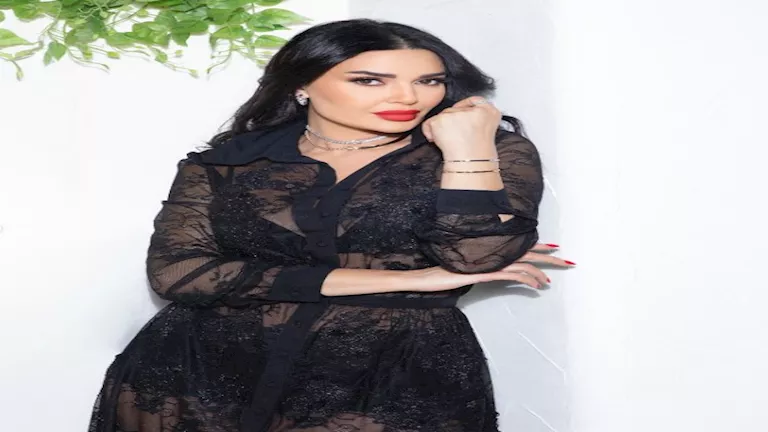 20 صورة لـ نجمات ظهرن بفساتين بدون بطانة في ٢٠٢٥