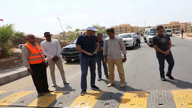 للحد من الحوادث.. تركيب مطبات صناعية بطريق السادات في أسوان (صور)