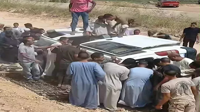 بالصور – شهامة الأهالي تنقذ ركاب ميكروباص انقلب على طريق قنا الزراعي