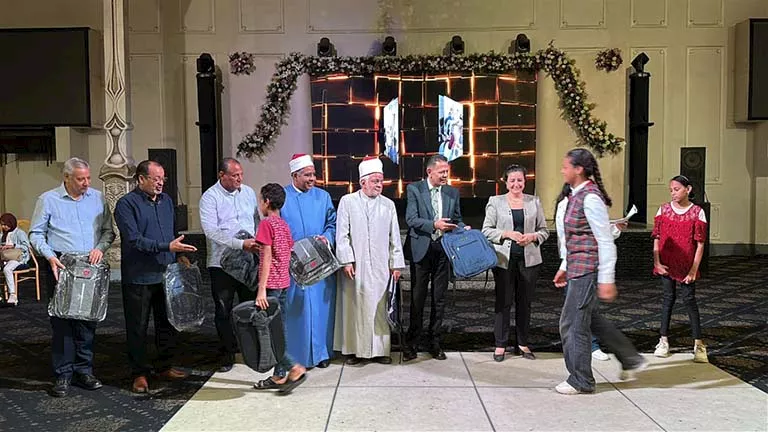 مشروع “ابنتي الغالية” يدعم فتيات قنا بحقائب مدرسية (صور)