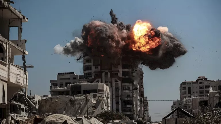 “الأطفال يصرخون تحت الأنقاض وتحولوا إلى أشلاء”.. الدمار يخيم على مدينة