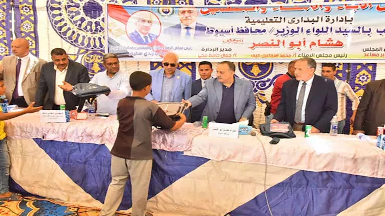 محافظ أسيوط يشهد توزيع حقائب مدرسية على الطلاب الأولى بالرعاية -صور